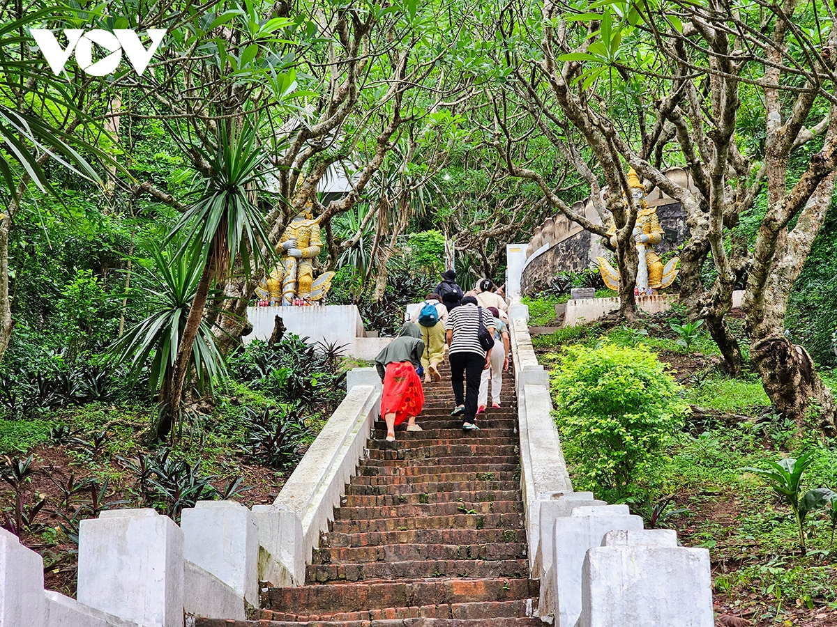 núi phousi nơi lý tưởng ngắm toàn cảnh cố đô luang prabang của lào hình ảnh 1 nui phousi noi ly tuong ngam toan canh co do luang prabang cua lao hinh anh 1