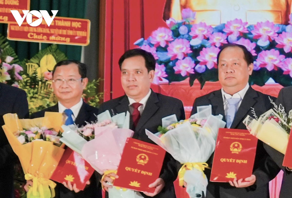 ubnd tỉnh cà mau công bố các quyết định nhân sự hình ảnh 1 ubnd tinh ca mau cong bo cac quyet dinh nhan su hinh anh 1