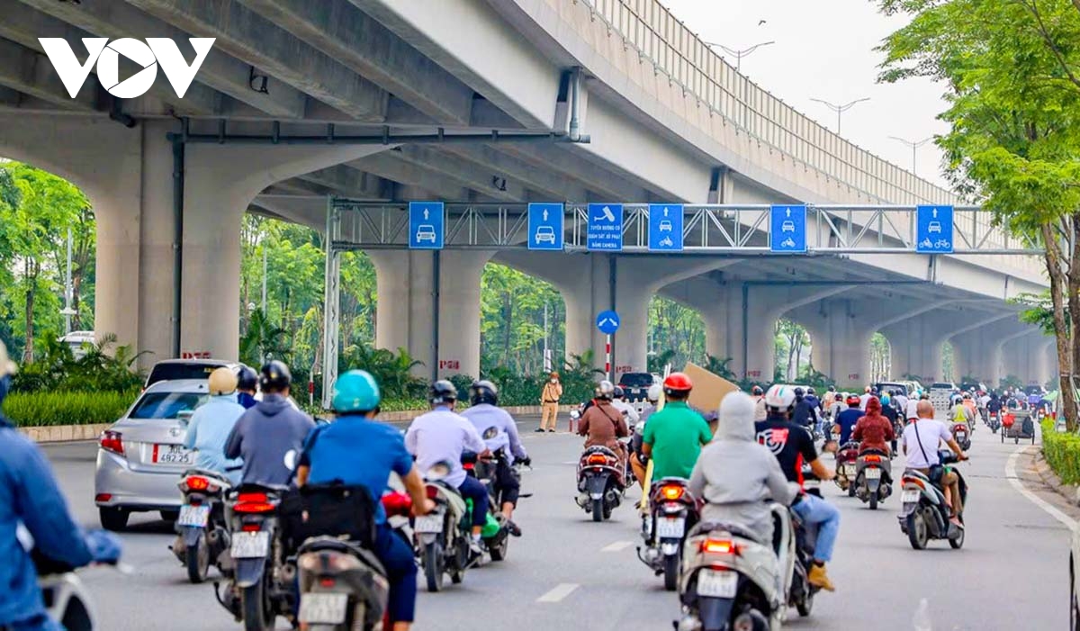 csgt hà nội ghi hình xử lý người đi sai làn đường phạm văn Đồng hình ảnh 9 csgt ha noi ghi hinh xu ly nguoi di sai lan duong pham van Dong hinh anh 9
