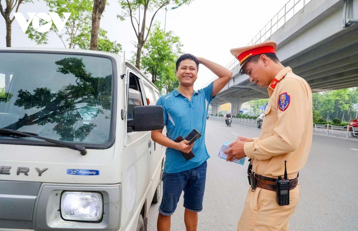 csgt hà nội ghi hình xử lý người đi sai làn đường phạm văn Đồng hình ảnh 7 csgt ha noi ghi hinh xu ly nguoi di sai lan duong pham van Dong hinh anh 7