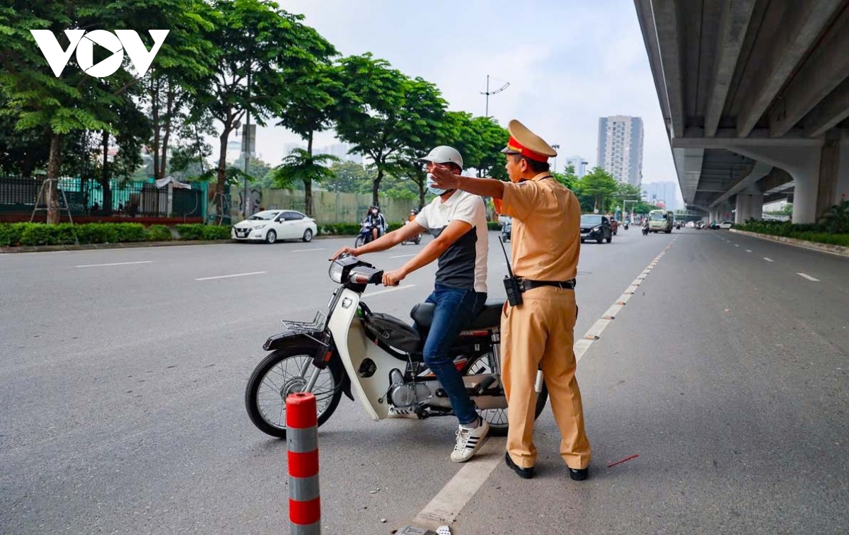 csgt hà nội ghi hình xử lý người đi sai làn đường phạm văn Đồng hình ảnh 3 csgt ha noi ghi hinh xu ly nguoi di sai lan duong pham van Dong hinh anh 3