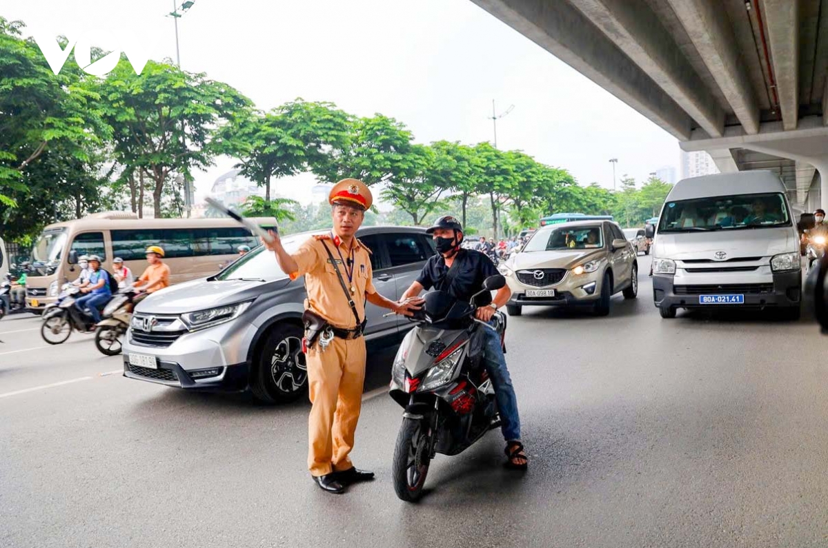 csgt hà nội ghi hình xử lý người đi sai làn đường phạm văn Đồng hình ảnh 4 csgt ha noi ghi hinh xu ly nguoi di sai lan duong pham van Dong hinh anh 4