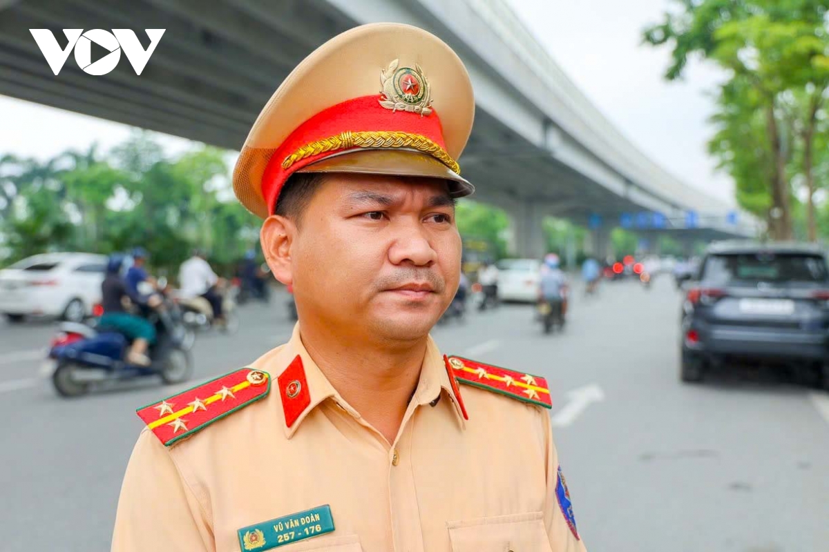 csgt hà nội ghi hình xử lý người đi sai làn đường phạm văn Đồng hình ảnh 8 csgt ha noi ghi hinh xu ly nguoi di sai lan duong pham van Dong hinh anh 8