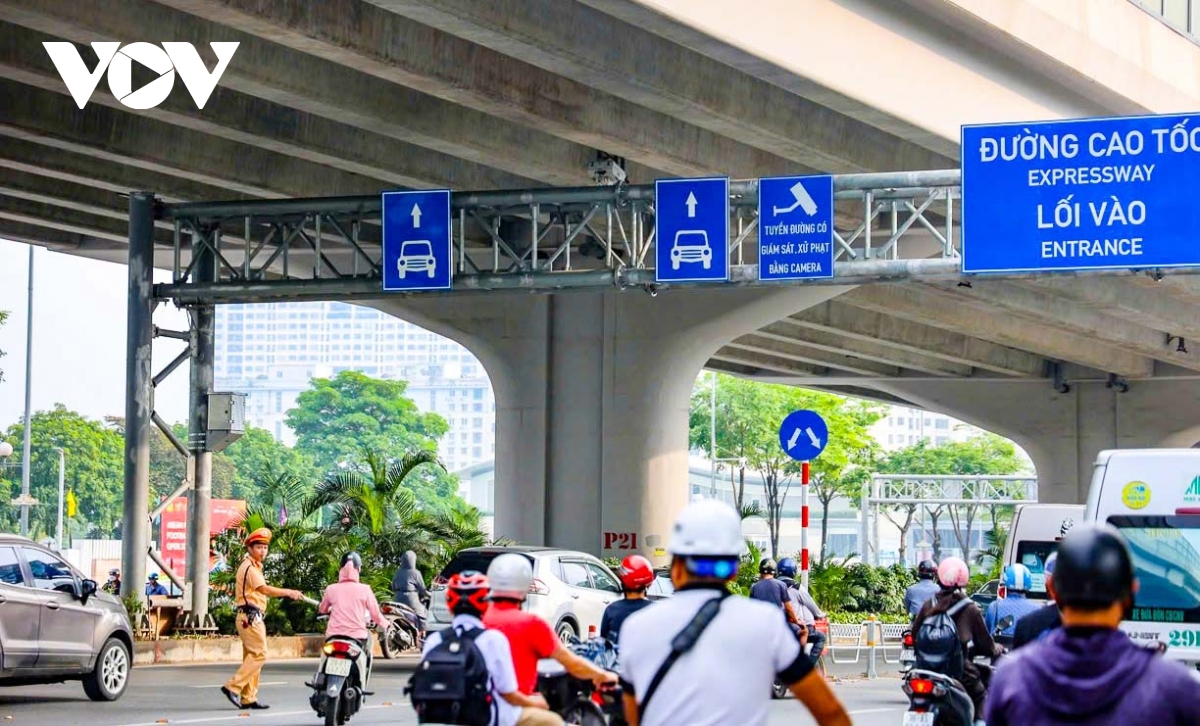 csgt hà nội ghi hình xử lý người đi sai làn đường phạm văn Đồng hình ảnh 1 csgt ha noi ghi hinh xu ly nguoi di sai lan duong pham van Dong hinh anh 1