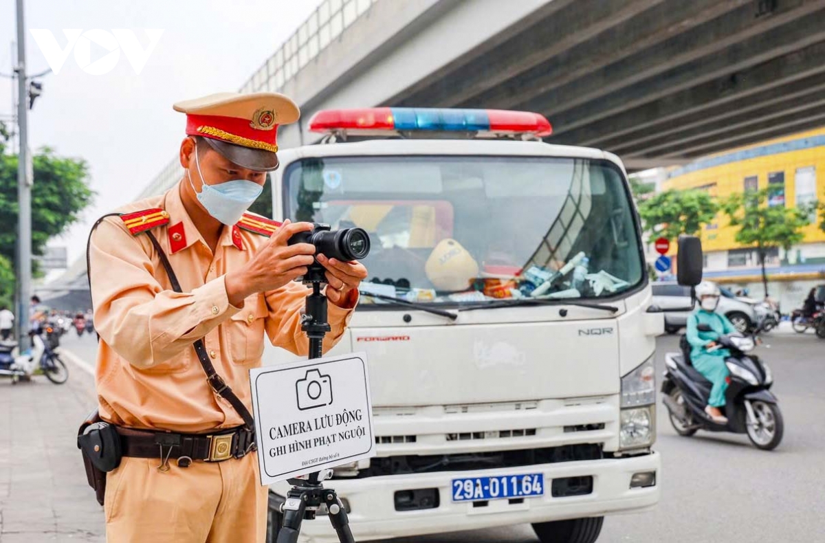 csgt hà nội ghi hình xử lý người đi sai làn đường phạm văn Đồng hình ảnh 6 csgt ha noi ghi hinh xu ly nguoi di sai lan duong pham van Dong hinh anh 6