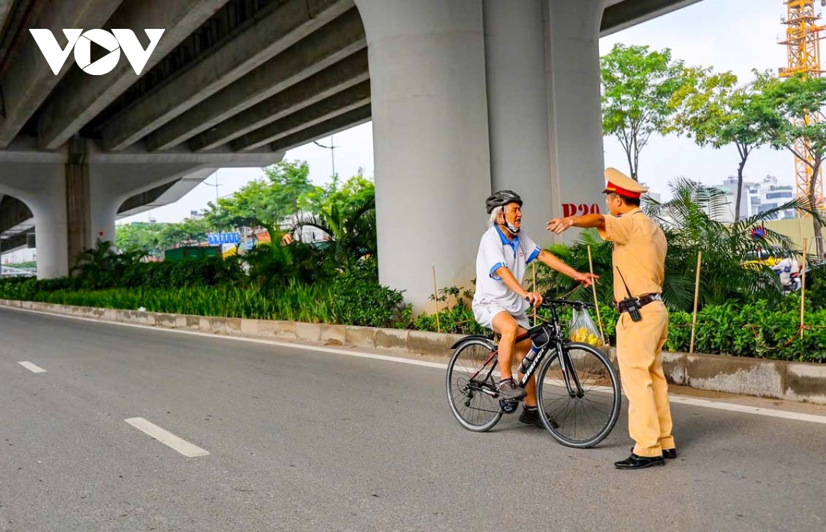 csgt hà nội ghi hình xử lý người đi sai làn đường phạm văn Đồng hình ảnh 5 csgt ha noi ghi hinh xu ly nguoi di sai lan duong pham van Dong hinh anh 5