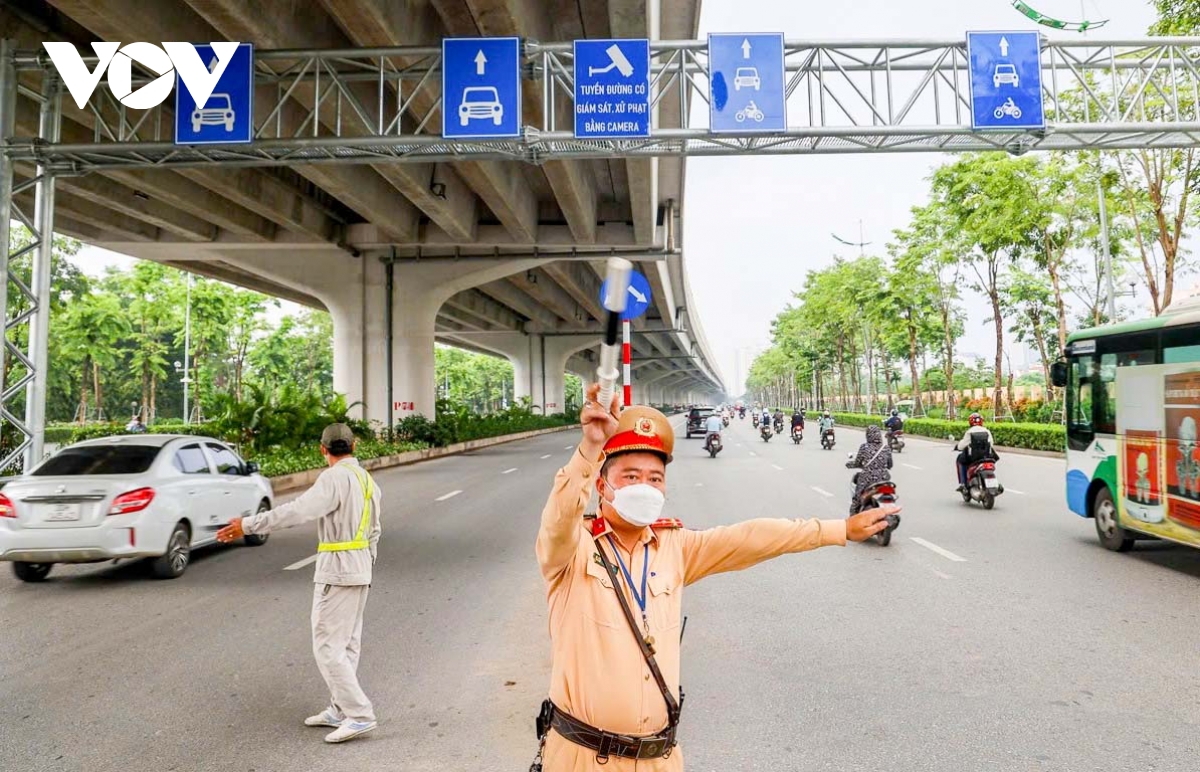 csgt hà nội ghi hình xử lý người đi sai làn đường phạm văn Đồng hình ảnh 2 csgt ha noi ghi hinh xu ly nguoi di sai lan duong pham van Dong hinh anh 2