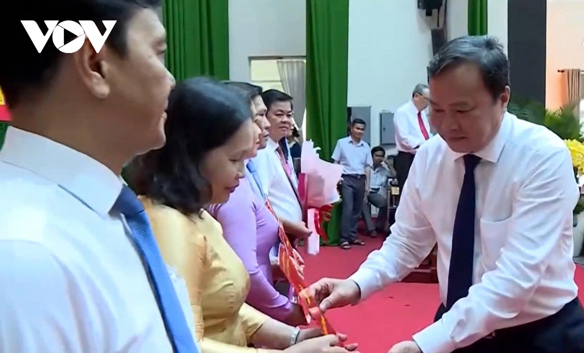 ban thường vụ tỉnh ủy vĩnh long trao các quyết định về công tác cán bộ hình ảnh 2 ban thuong vu tinh uy vinh long trao cac quyet dinh ve cong tac can bo hinh anh 2