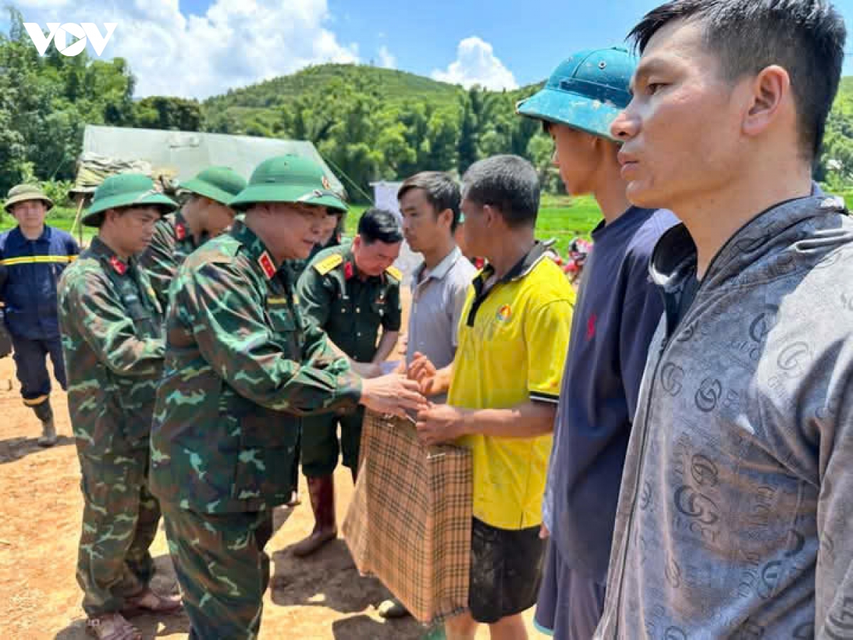 lanh dao quan khu 2 va tinh son la tham hoi, dong vien ba con vung lu chieng so hinh anh 3