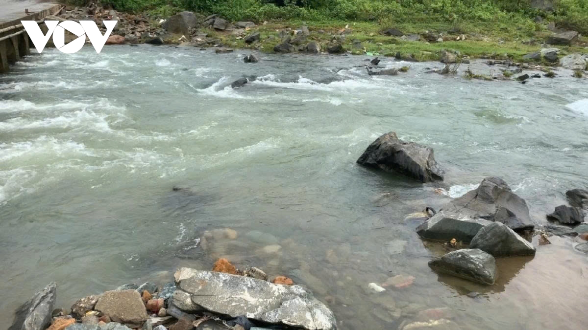 be gai 7 tuoi o lao cai tu vong khi di tam suoi hinh anh 1