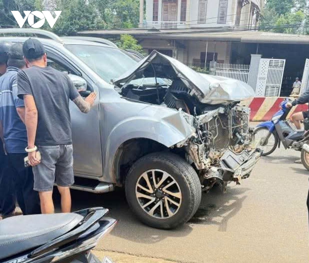 Người dân bắt giữ tài xế gây tai nạn liên hoàn rồi bỏ chạy