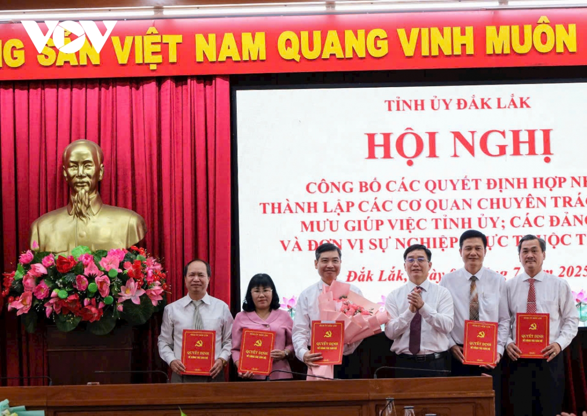 tinh uy Dak lak cong bo cac quyet dinh thanh lap co quan, don vi sau sap nhap hinh anh 2