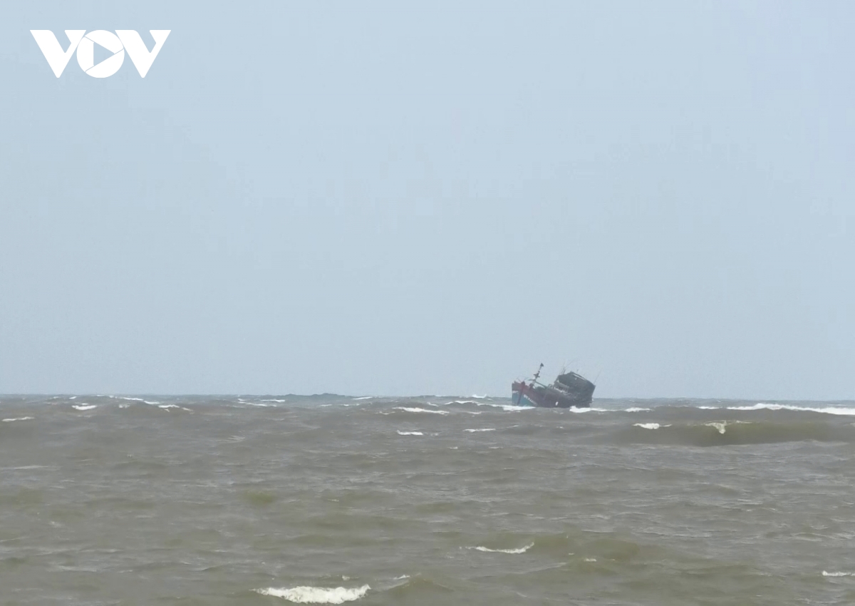 tàu cá ngư dân quảng trị bị chìm, 7 ngư dân được cứu sống hình ảnh 1 tau ca ngu dan quang tri bi chim, 7 ngu dan duoc cuu song hinh anh 1