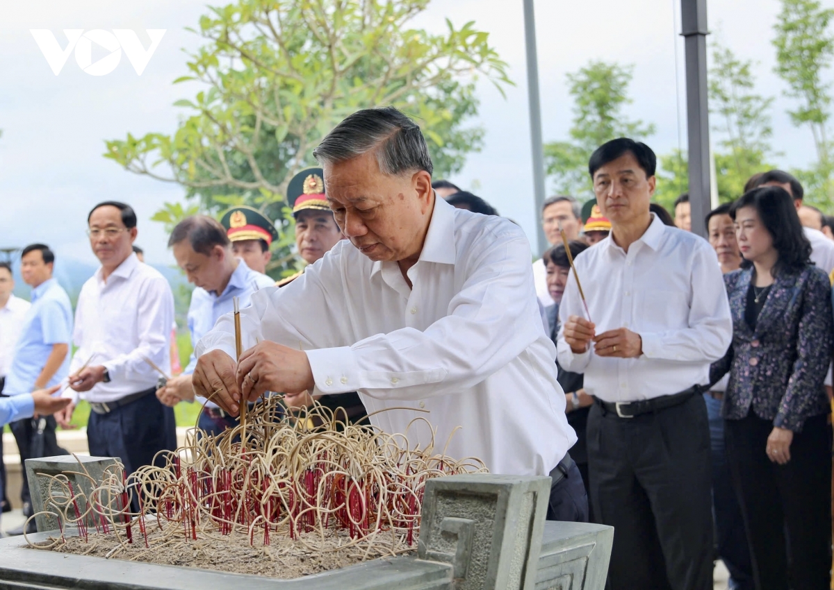 Tổng Bí thư Tô Lâm dâng hương tưởng niệm các Anh hùng, Liệt sĩ tại Điện Biên