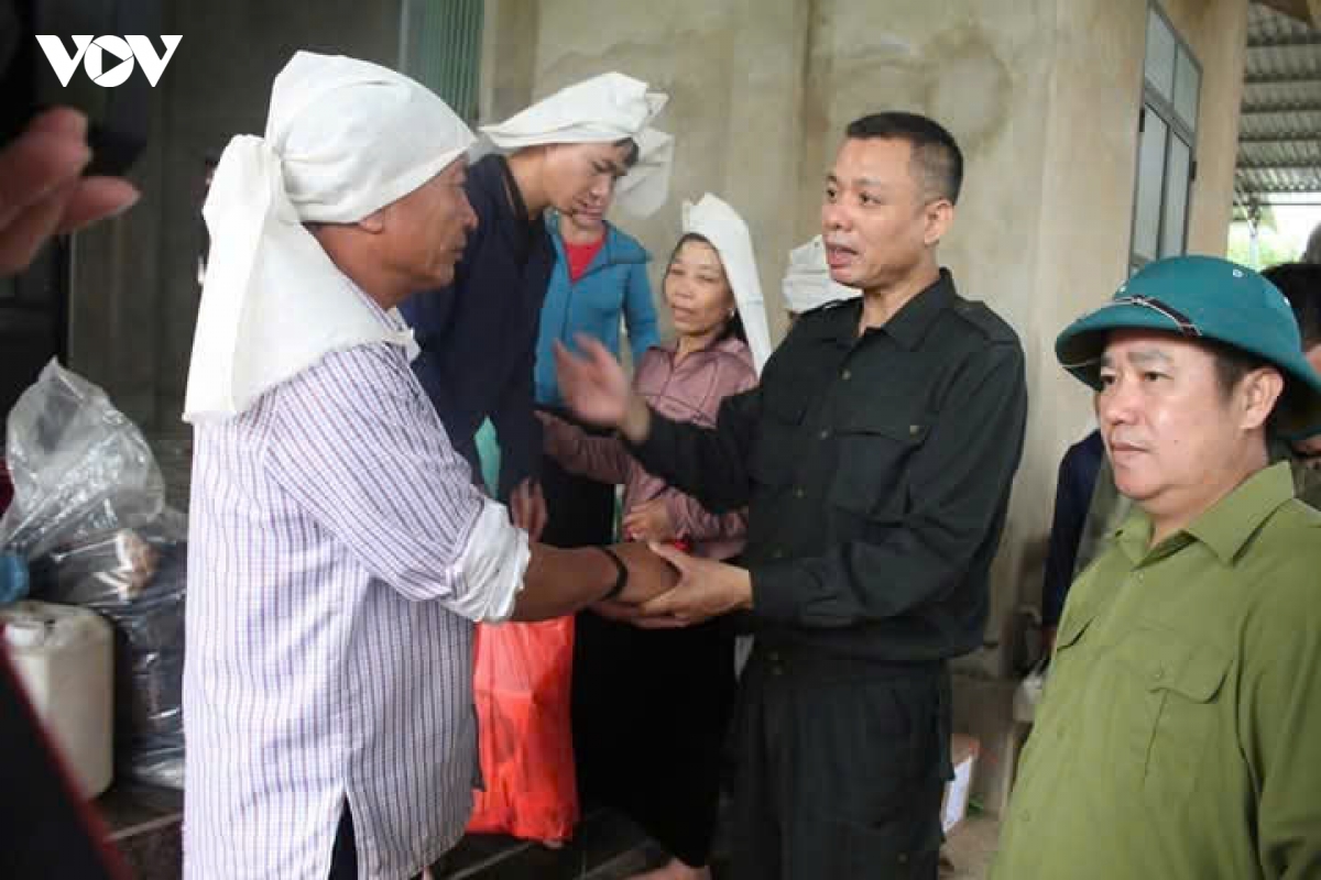 lanh dao quan khu 2 va tinh son la tham hoi, dong vien ba con vung lu chieng so hinh anh 7