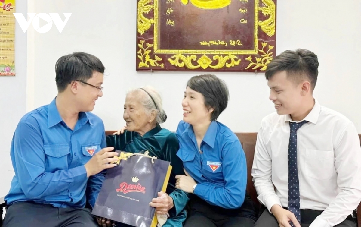 tuổi trẻ Đà nẵng tặng quà gia đình chính sách dịp 27 7 hình ảnh 2 tuoi tre Da nang tang qua gia dinh chinh sach dip 27 7 hinh anh 2