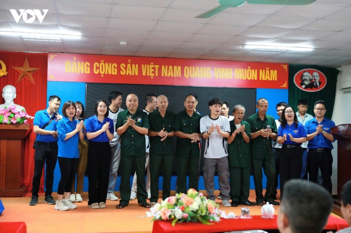 tuoi tre Dai tieng noi viet nam tri an cac thuong binh, liet si hinh anh 7