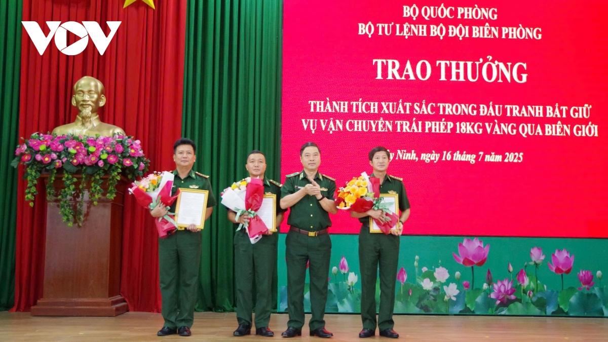 thưởng nóng lực lượng phá vụ vận chuyển lậu 18kg vàng hình ảnh 1 thuong nong luc luong pha vu van chuyen lau 18kg vang hinh anh 1