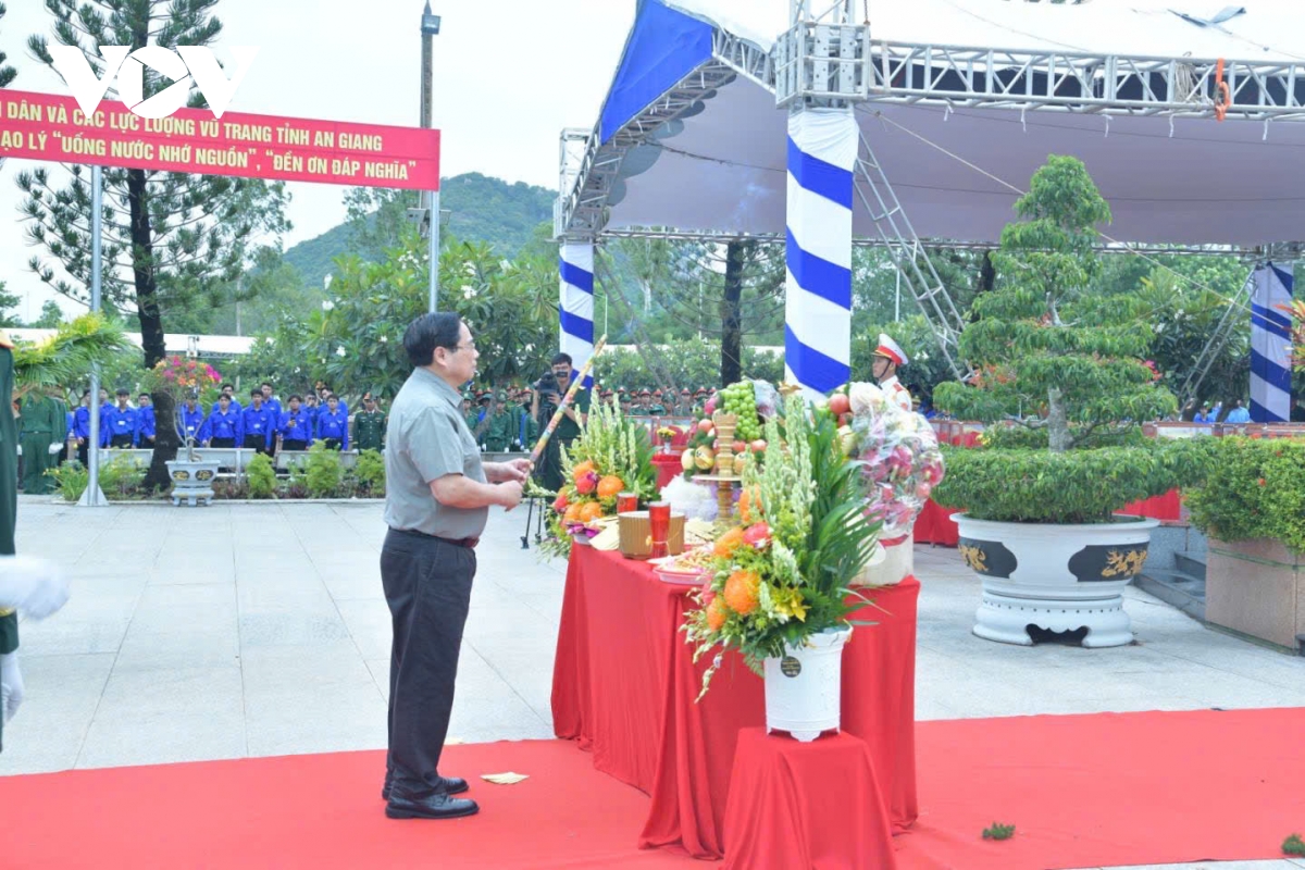 thu tuong lam het suc minh de khong mot liet si nao bi lang quen hinh anh 2