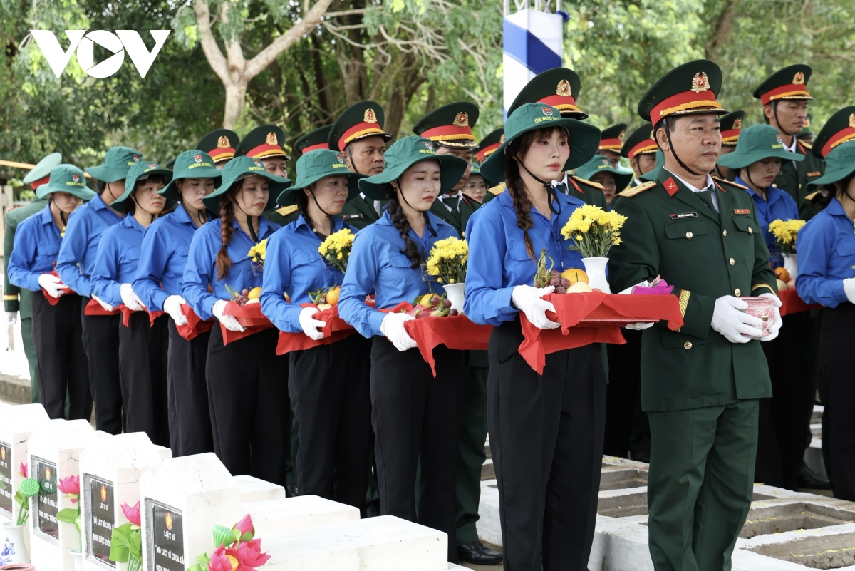 thu tuong lam het suc minh de khong mot liet si nao bi lang quen hinh anh 4