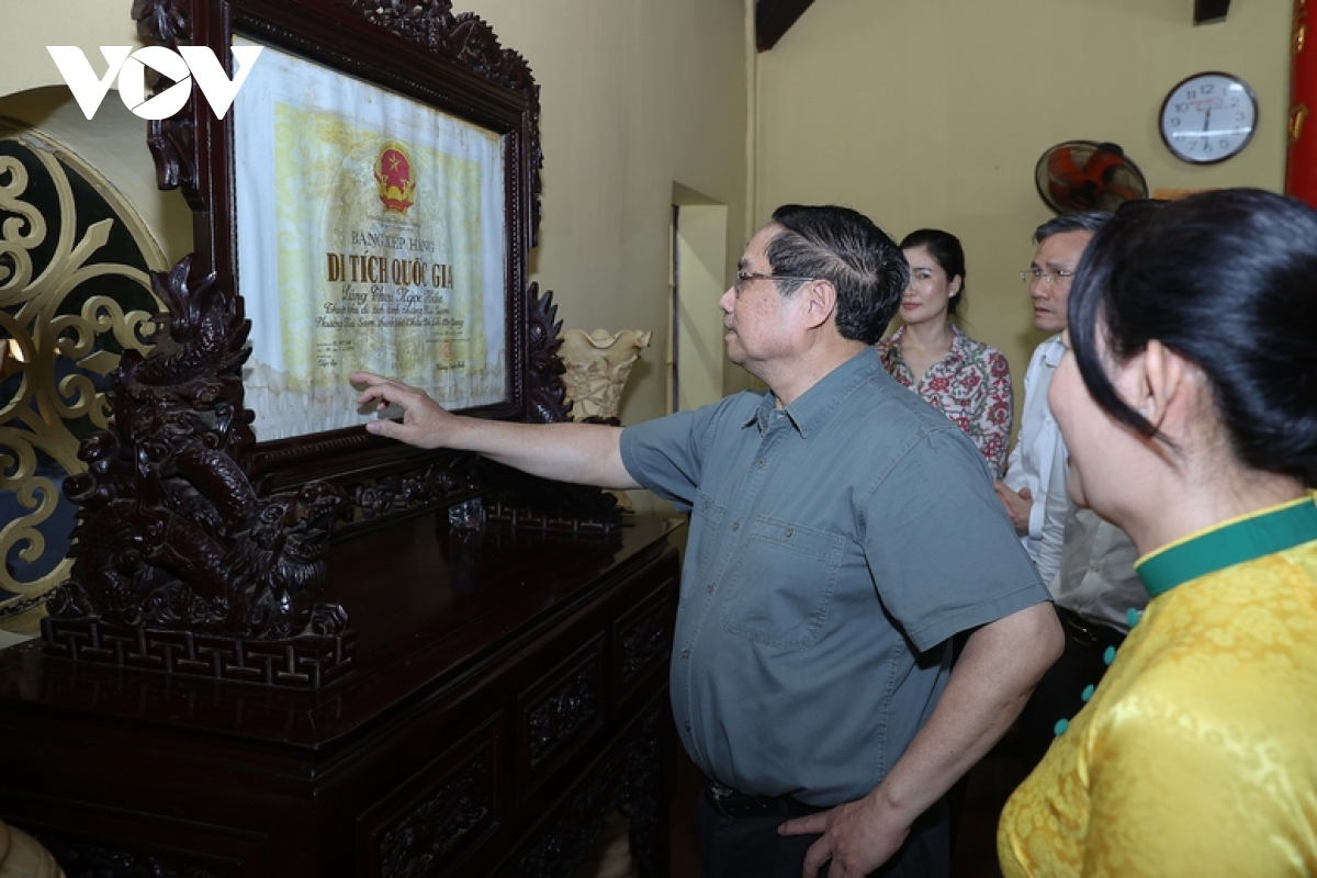 thủ tướng thăm lăng thoại ngọc hầu và miếu bà chúa xứ núi sam hình ảnh 1 thu tuong tham lang thoai ngoc hau va mieu ba chua xu nui sam hinh anh 1