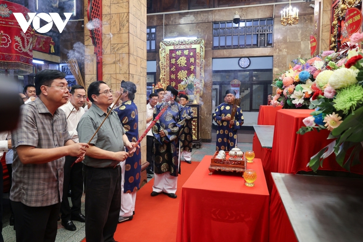 thủ tướng thăm lăng thoại ngọc hầu và miếu bà chúa xứ núi sam hình ảnh 2 thu tuong tham lang thoai ngoc hau va mieu ba chua xu nui sam hinh anh 2