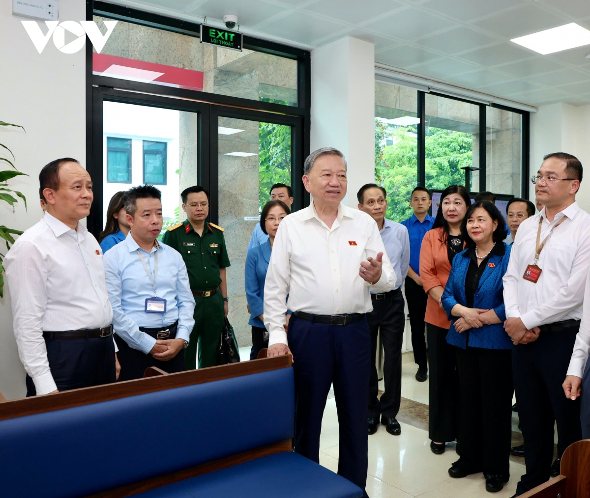 Tổng Bí thư Tô Lâm gặp gỡ các cán bộ Trung tâm hành chính công phường Đống Đa. Tổng Bí thư Tô Lâm gặp gỡ các cán bộ Trung tâm hành chính công phường Đống Đa.