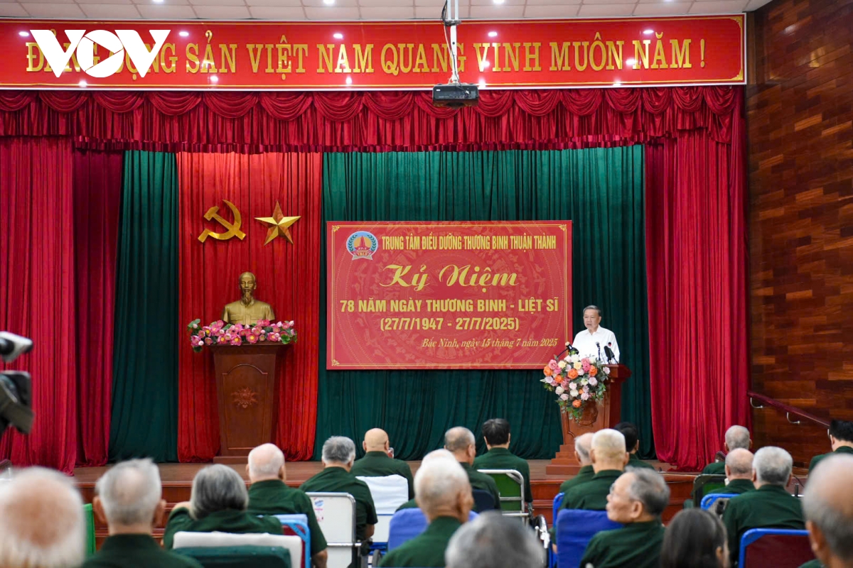 Tổng Bí thư Tô Lâm dẫn đầu đoàn công tác Trung ương về thăm và tặng quà các thương bệnh binh, người có công gia đình chính sách tại Trung tâm điều dưỡng thương binh Thuận Thành, Bắc Ninh. Tổng Bí thư Tô Lâm dẫn đầu đoàn công tác Trung ương về thăm và tặng quà các thương bệnh binh, người có công gia đình chính sách tại Trung tâm điều dưỡng thương binh Thuận Thành, Bắc Ninh.