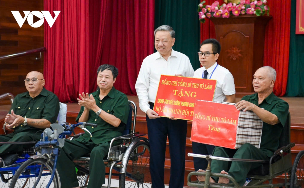 Tổng Bí thư Tô Lâm tặng quà tri ân các bác thương bệnh binh. Tổng Bí thư Tô Lâm tặng quà tri ân các bác thương bệnh binh.