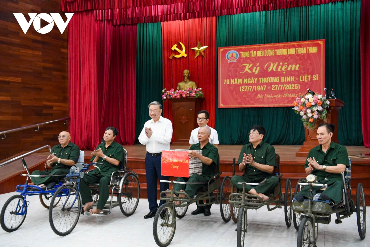 Tổng Bí thư Tô Lâm tặng quà tri ân các bác thương bệnh binh. Tổng Bí thư Tô Lâm tặng quà tri ân các bác thương bệnh binh.