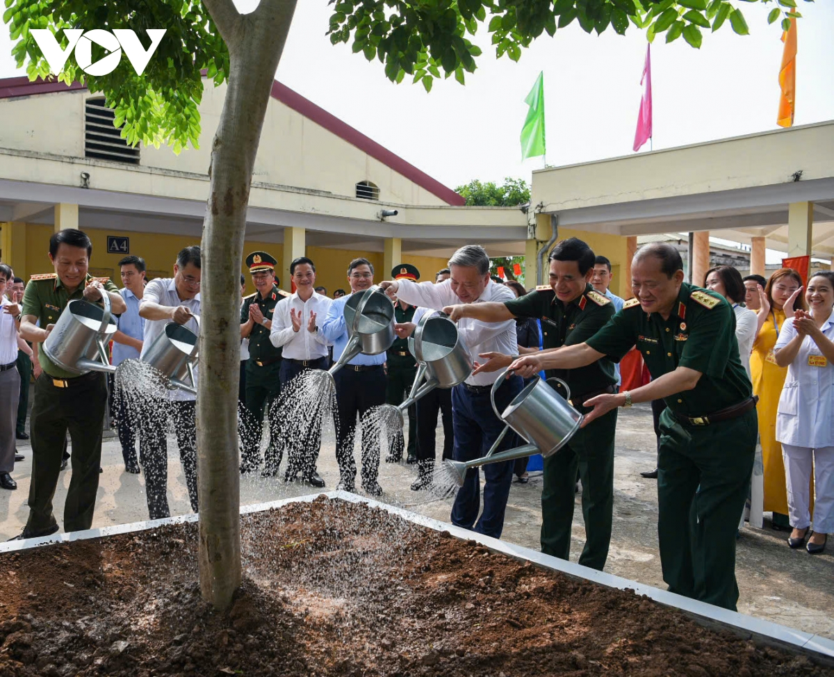 Tổng Bí thư Tô Lâm trồng cây lưu niệm tại Trung tâm điều dưỡng thương binh Thuận Thành, Bắc Ninh. Tổng Bí thư Tô Lâm trồng cây lưu niệm tại Trung tâm điều dưỡng thương binh Thuận Thành, Bắc Ninh.