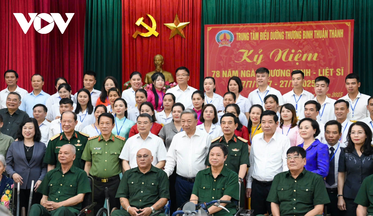 Tổng Bí thư Tô Lâm và đoàn công tác chụp ảnh lưu niệm với các thương bệnh binh. Tổng Bí thư Tô Lâm và đoàn công tác chụp ảnh lưu niệm với các thương bệnh binh.
