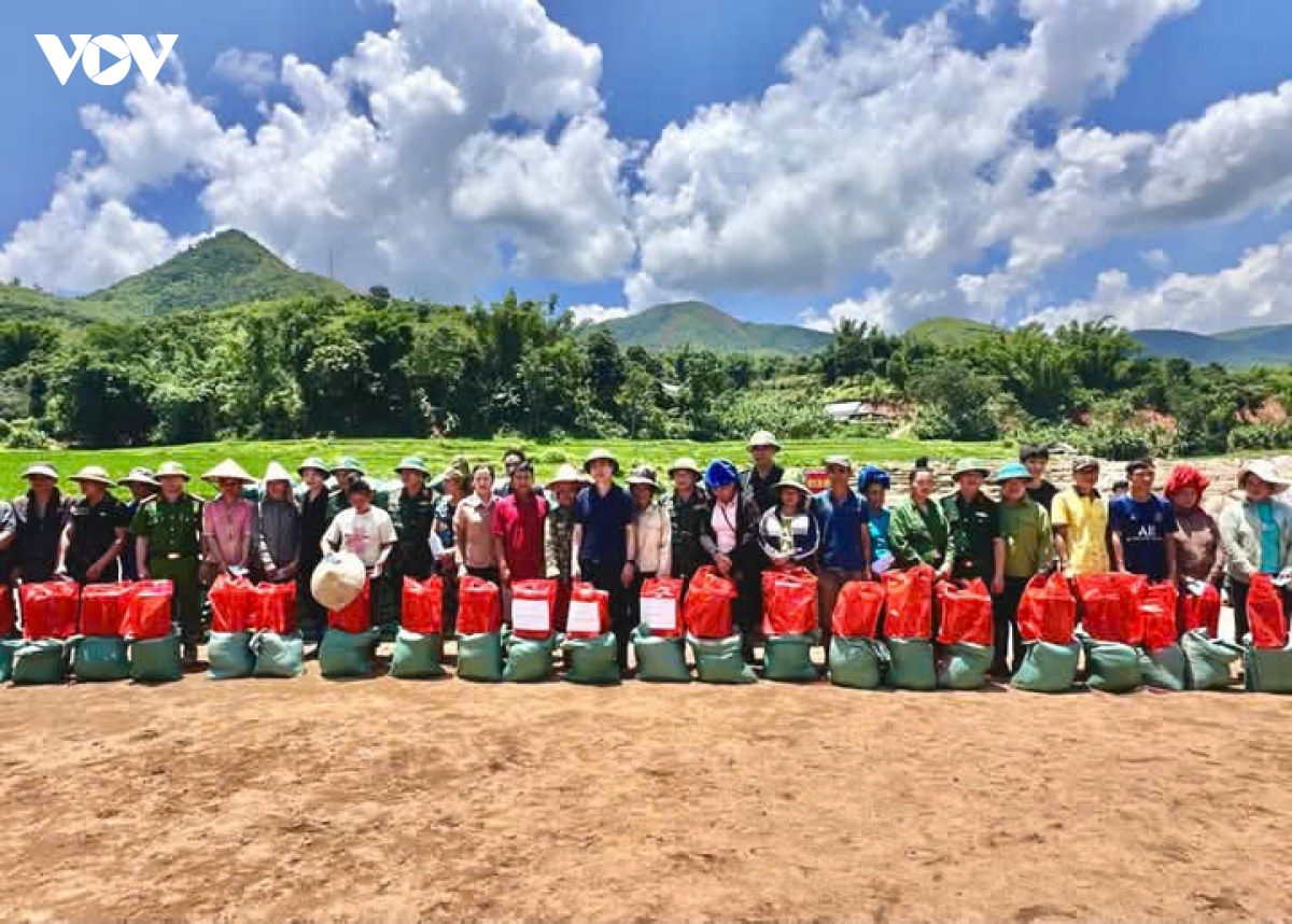 lanh dao quan khu 2 va tinh son la tham hoi, dong vien ba con vung lu chieng so hinh anh 1