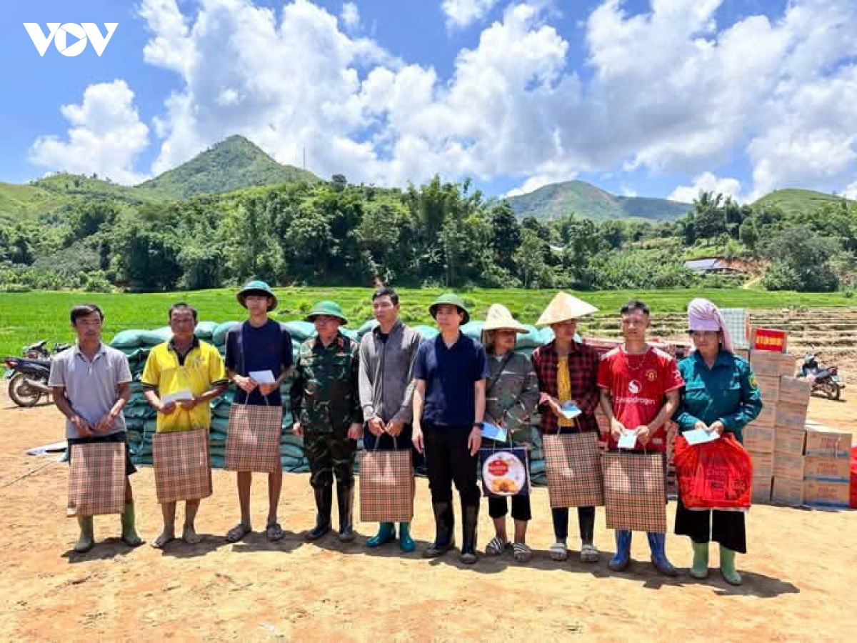 lanh dao quan khu 2 va tinh son la tham hoi, dong vien ba con vung lu chieng so hinh anh 6