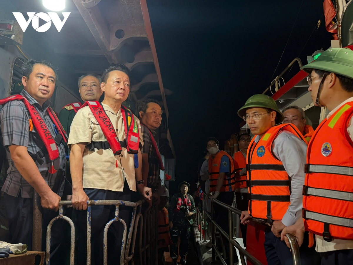 can canh xuyen dem truc vot tau du lich bi lat tren vinh ha long hinh anh 7