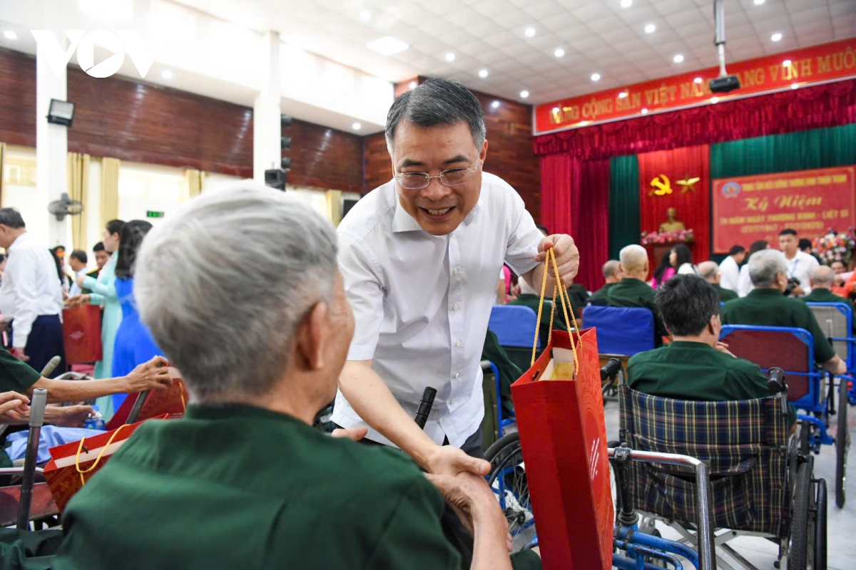 Trưởng Ban Tổ chức Trung ương Lê Minh Hưng trao quà tặng các thương bệnh binh. Trưởng Ban Tổ chức Trung ương Lê Minh Hưng trao quà tặng các thương bệnh binh.