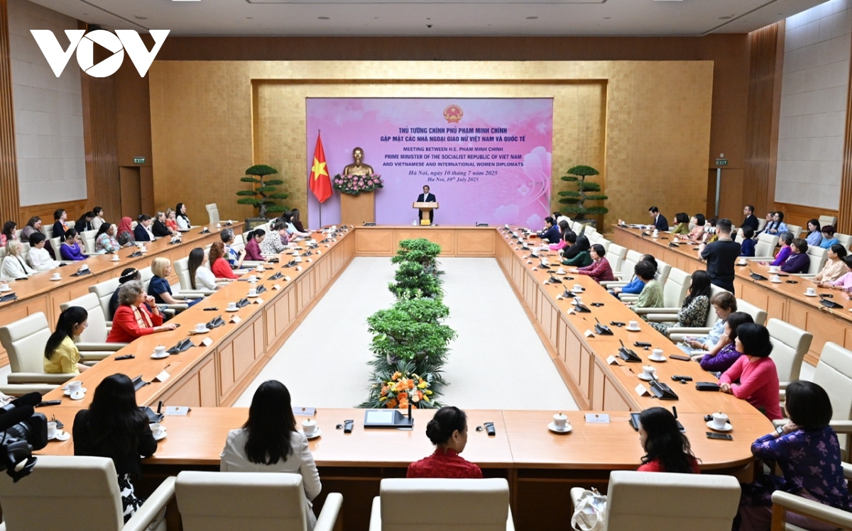 Thủ tướng Phạm Minh Chính gặp mặt các nhà ngoại giao nữ Việt Nam và quốc tế