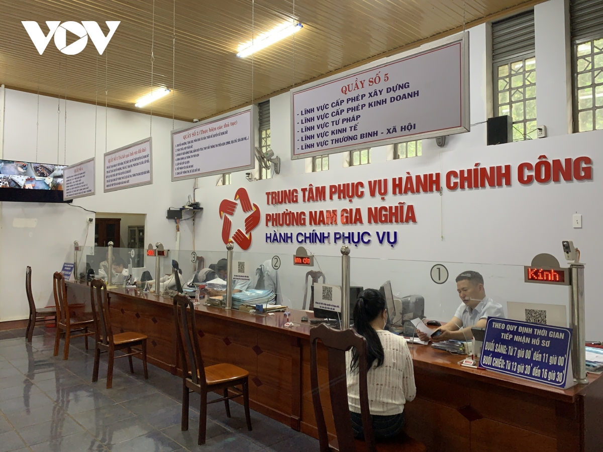 Ủy ban nhân dân (UBND) tỉnh Lâm Đồng cần sớm chỉ đạo vấn đề con dấu của cơ quan chuyên môn để giải quyết hồ sơ, thủ tục giấy tờ đất đai của người dân nhanh chóng, thuận lợi. Ủy ban nhân dân (UBND) tỉnh Lâm Đồng cần sớm chỉ đạo vấn đề con dấu của cơ quan chuyên môn để giải quyết hồ sơ, thủ tục giấy tờ đất đai của người dân nhanh chóng, thuận lợi.
