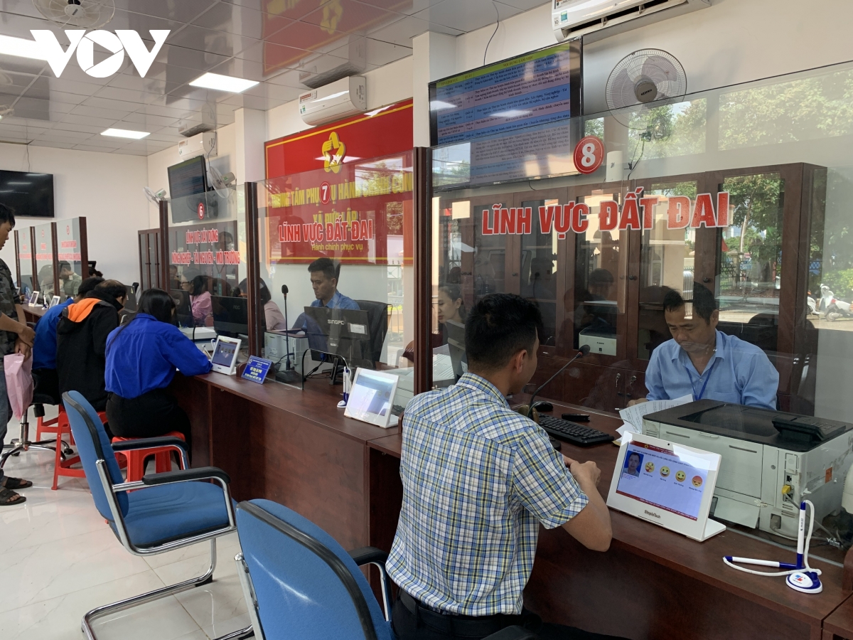 Một trung tâm phục vụ hành chính công sau 10 ngày triển khai chính quyền địa phương 2 cấp tại Lâm Đồng Một trung tâm phục vụ hành chính công sau 10 ngày triển khai chính quyền địa phương 2 cấp tại Lâm Đồng