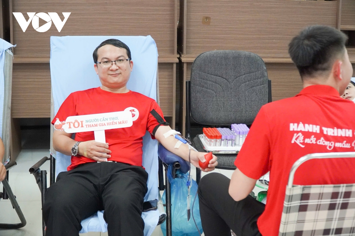 Gần 1.000 người hiến máu tình nguyện trong ngày hội “Sắc đỏ Tây Đô”