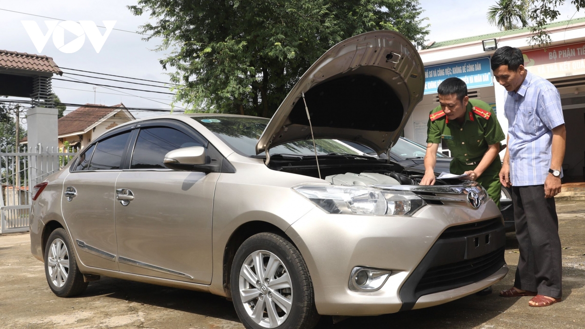 Công an xã làm thủ tục, người dân ngồi nhà nhận đăng ký xe tại Đắk Lắk