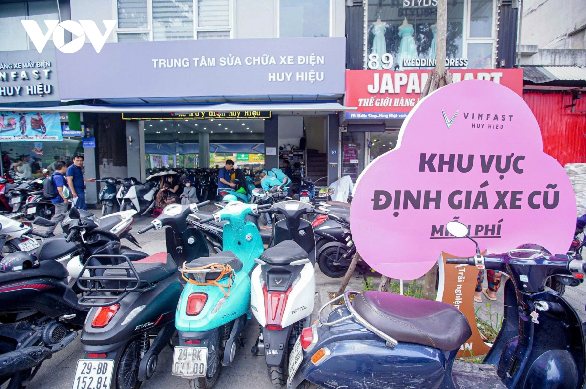 xu huong chuyen doi tu xe xang sang xe dien cua nguoi dan ha noi tang chong mat hinh anh 2