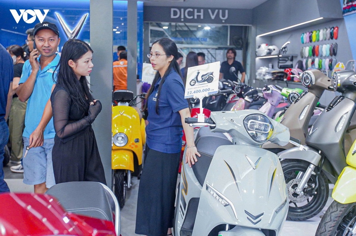 Xe máy điện đồng loạt tăng giá mùa tựu trường: Chiêu "bẻ lái" ưu đãi của đại lý