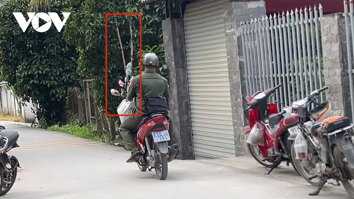 phát hiện thi thể người đàn ông đeo bình kích điện dưới rạch ở tp.hcm hình ảnh 2 phat hien thi the nguoi dan ong deo binh kich dien duoi rach o tp.hcm hinh anh 2