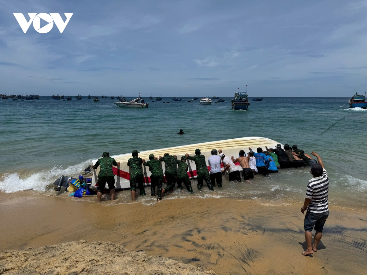gia lai ca nô du lịch lật tại bãi biển, 3 người bị thương hình ảnh 2 gia lai ca no du lich lat tai bai bien, 3 nguoi bi thuong hinh anh 2