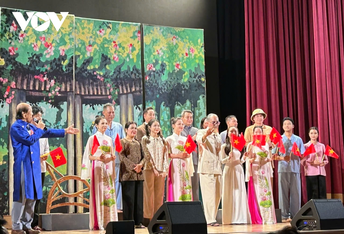 “Lá đơn thứ 72” đưa hình tượng Chủ tịch Hồ Chí Minh đến nước Nga
