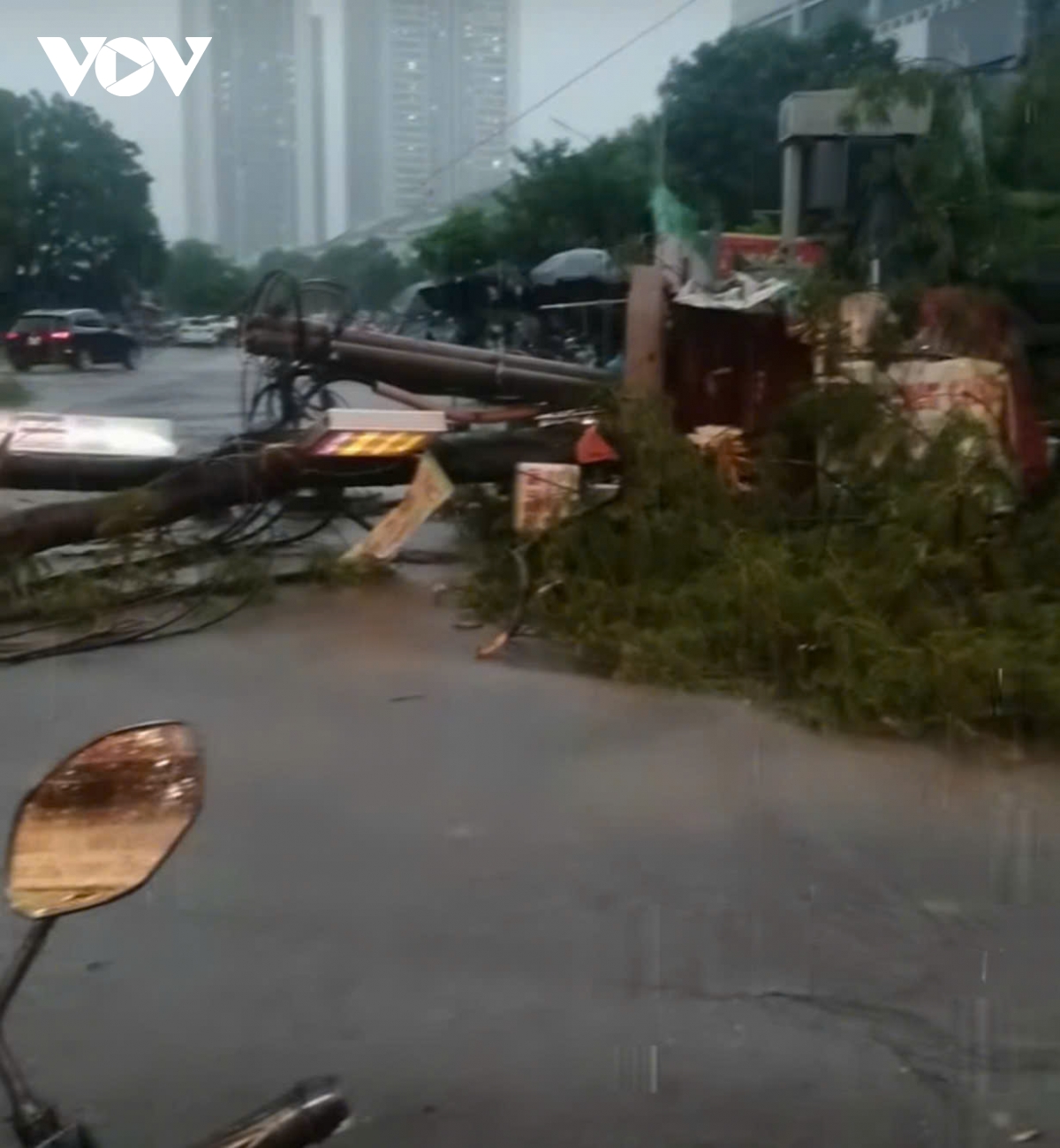 trời hà nội tối sầm, mưa như trút, gió thổi bạt người đi xe máy trên đường hình ảnh 15 troi ha noi toi sam, mua nhu trut, gio thoi bat nguoi di xe may tren duong hinh anh 15