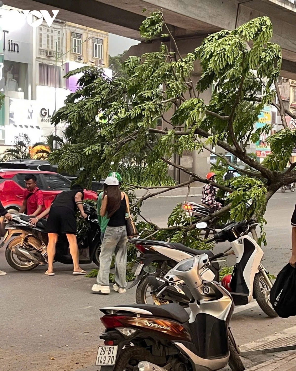 trời hà nội tối sầm, mưa như trút, gió thổi bạt người đi xe máy trên đường hình ảnh 14 troi ha noi toi sam, mua nhu trut, gio thoi bat nguoi di xe may tren duong hinh anh 14