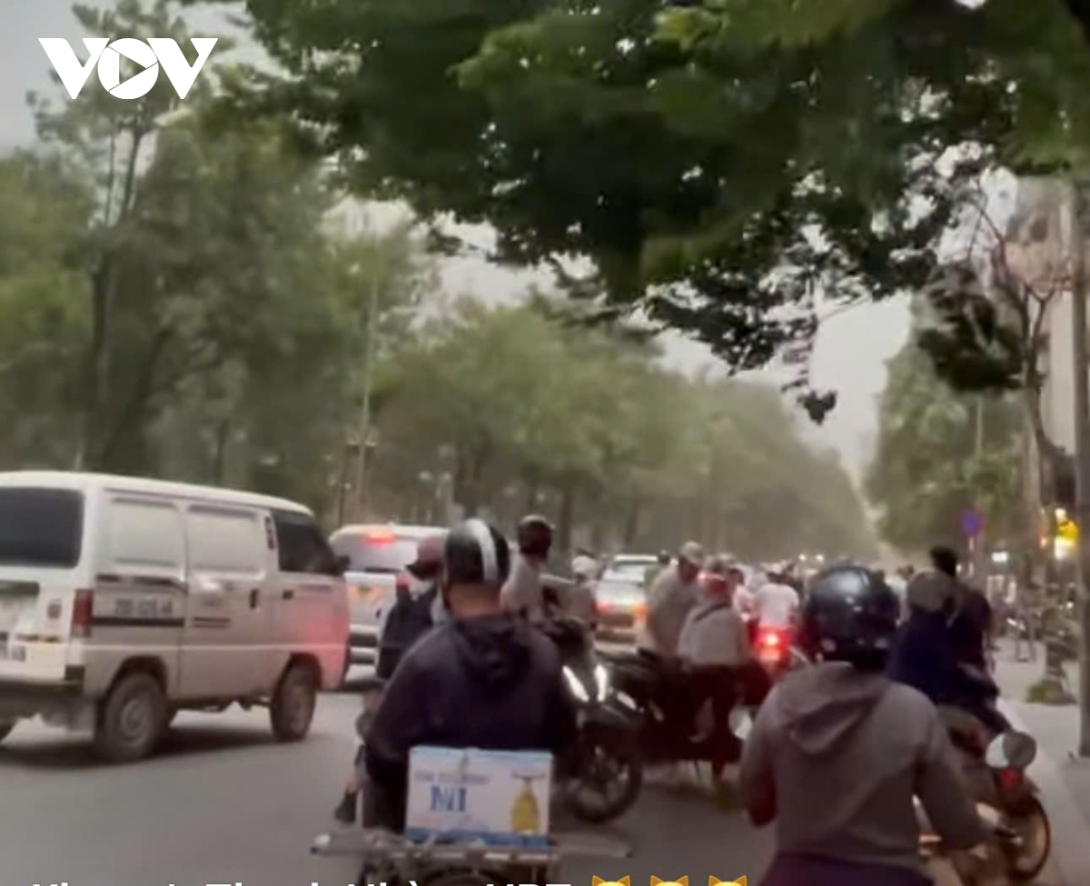 trời hà nội tối sầm, mưa như trút, gió thổi bạt người đi xe máy trên đường hình ảnh 13 troi ha noi toi sam, mua nhu trut, gio thoi bat nguoi di xe may tren duong hinh anh 13