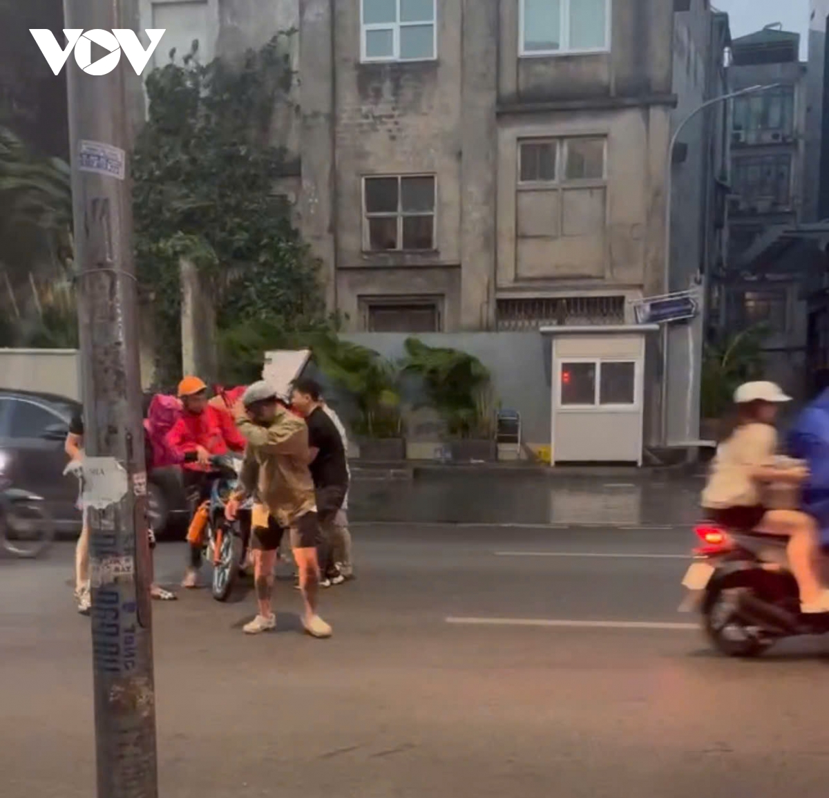 trời hà nội tối sầm, mưa như trút, gió thổi bạt người đi xe máy trên đường hình ảnh 12 troi ha noi toi sam, mua nhu trut, gio thoi bat nguoi di xe may tren duong hinh anh 12